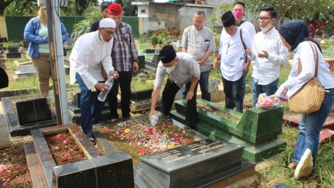 
					Doakan Tokoh Pers Lampung, PWI Lampung Kunjungi Makam Solfian Akhmad dan HM Harun Muda Indrajaya